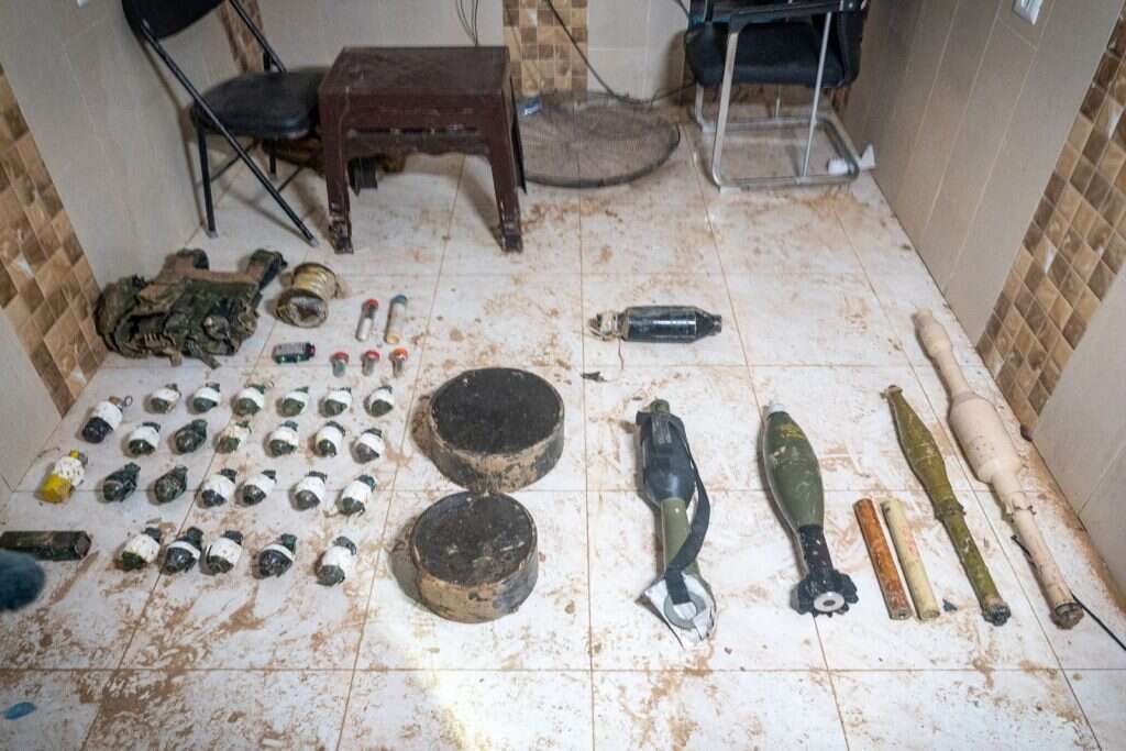 נשק שנמצא במנהרה שנחשפה בחאן יונס בה שהו חטופים. | דובר צה"ל