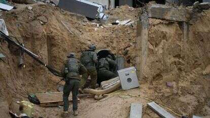 פתח המנהרה שנחשפה בחאן יונס בה שהו חטופים. | דובר צה"ל