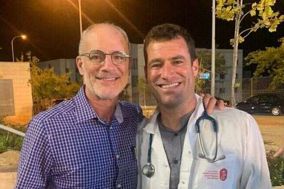 יחיאל לייטר עם בנו משה | באדיבות המשפחה