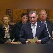 חבר הפרלמנט הבריטי עונד את דיסקית החטופים. | שגרירות ישראל בלונדון