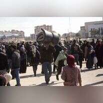 פליטים שעברו מחאן יונס לרפיח. | EPA