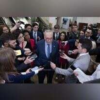 שומר מתדרך עיתונאים בסנאט, השבוע. | אי.פי.איי