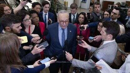 שומר מתדרך עיתונאים בסנאט, השבוע. | אי.פי.איי