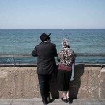 זוג חרדי צופה לעבר הים. | תומר נאמבורג - פלאש 90