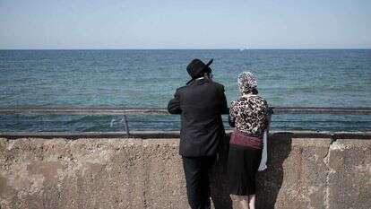 זוג חרדי צופה לעבר הים. | תומר נאמבורג - פלאש 90