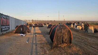 אוהלים במעבר כרם שלום חוסמים מעבר משאיות סיוע. | תורת לחימה/אם תרצו