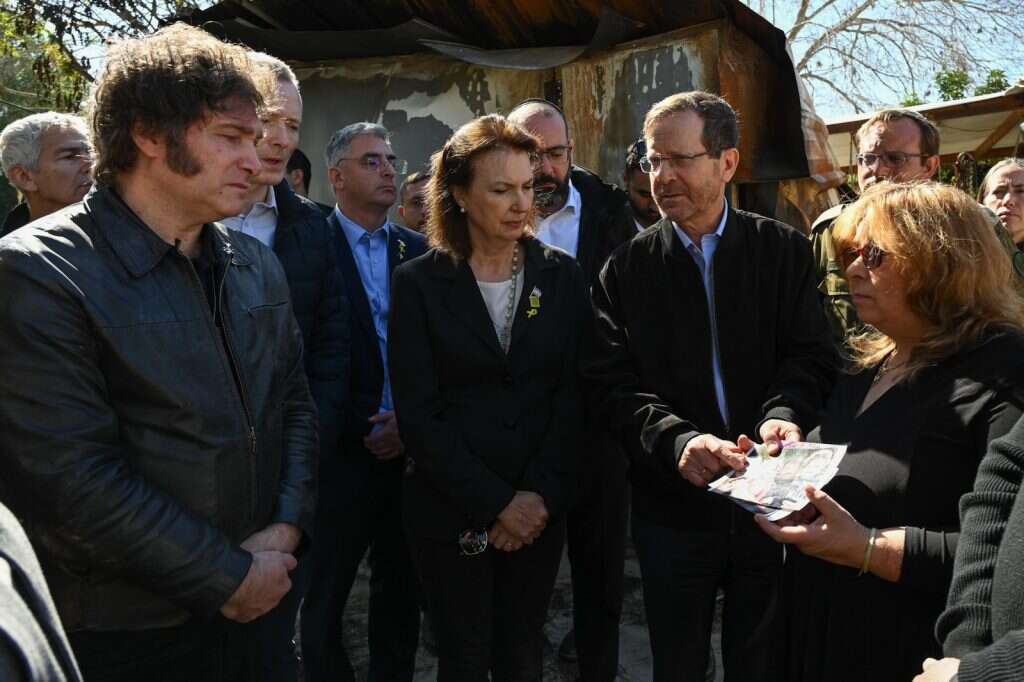 נשיא המדינה יצחק הרצוג (משמאל) ונשיא ארגנטינה חאבייר מיליי בקיבוץ נחל עוז. | מעיין טואף, לע"ם נשיא המדינה יצחק הרצוג (משמאל) ונשיא ארגנטינה חאבייר מיליי בקיבוץ נחל עוז. | מעיין טואף, לע"ם