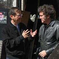 נשיא המדינה יצחק הרצוג (משמאל) ונשיא ארגנטינה חאבייר מיליי בקיבוץ נחל עוז, היום. נשיא המדינה יצחק הרצוג (משמאל) ונשיא ארגנטינה חאבייר מיליי בקיבוץ נחל עוז, היום.