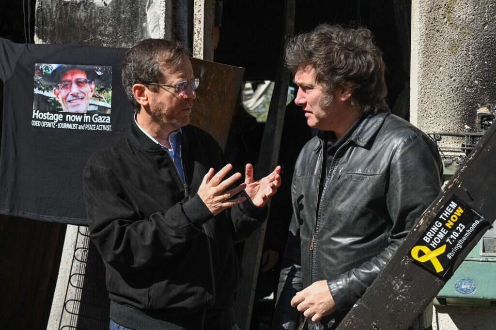 נשיא המדינה יצחק הרצוג (משמאל) ונשיא ארגנטינה חאבייר מיליי בקיבוץ נחל עוז, היום.