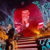 אברהם פריד על במת האסק. | חיים טויטו