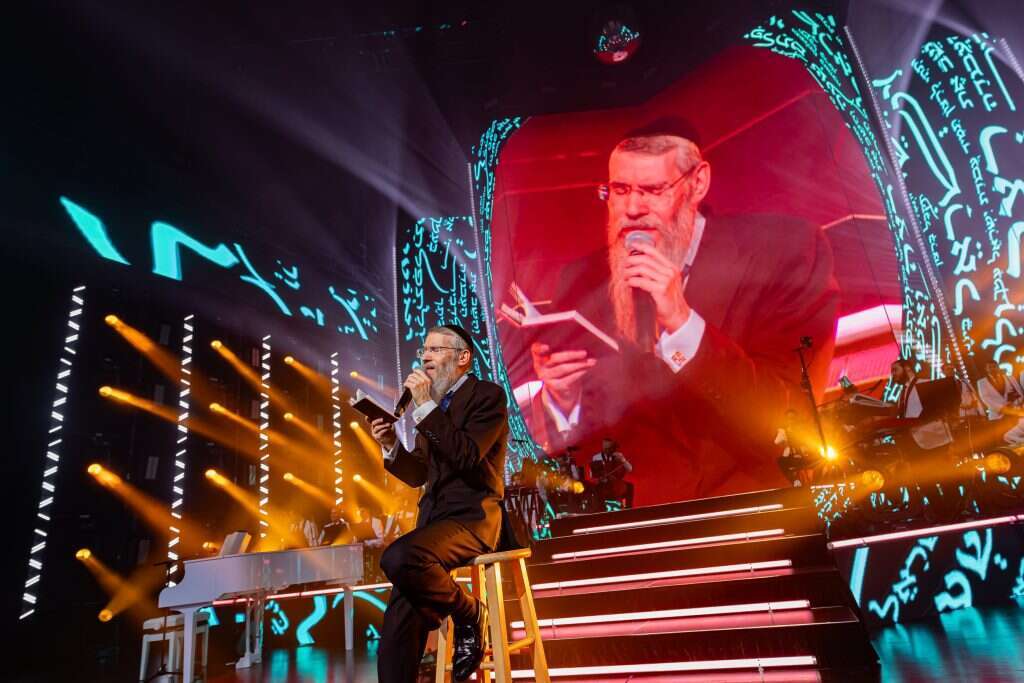 אברהם פריד על במת האסק. | חיים טויטו