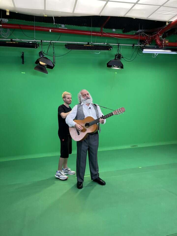 הופעה מרעישה. בניית ההולוגרמה של קרליבך. | חיים טויטו