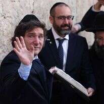 נשיא ארגנטינה חאבייר מיליי בכותל, כשמאחוריו שגריר ארגנטינה בישראל הנכנס הרב שמעון אקסל ואחניש, השבוע. | איי.אף.פי