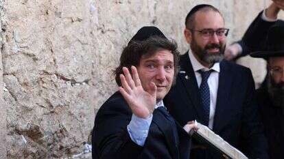 נשיא ארגנטינה חאבייר מיליי בכותל, כשמאחוריו שגריר ארגנטינה בישראל הנכנס הרב שמעון אקסל ואחניש, השבוע. | איי.אף.פי