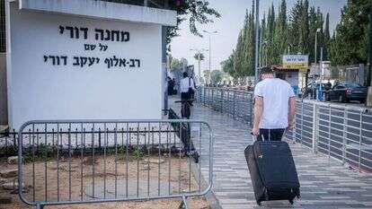 המלחמה משפיעה במידה מסוימת. חרדים בבקו"ם. | אבשלום ששוני, פלאש 90