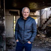 חיים ילין, בבית שרוף בקיבוץ בארי. | אריק סולטן חיים ילין, בבית שרוף בקיבוץ בארי. | אריק סולטן