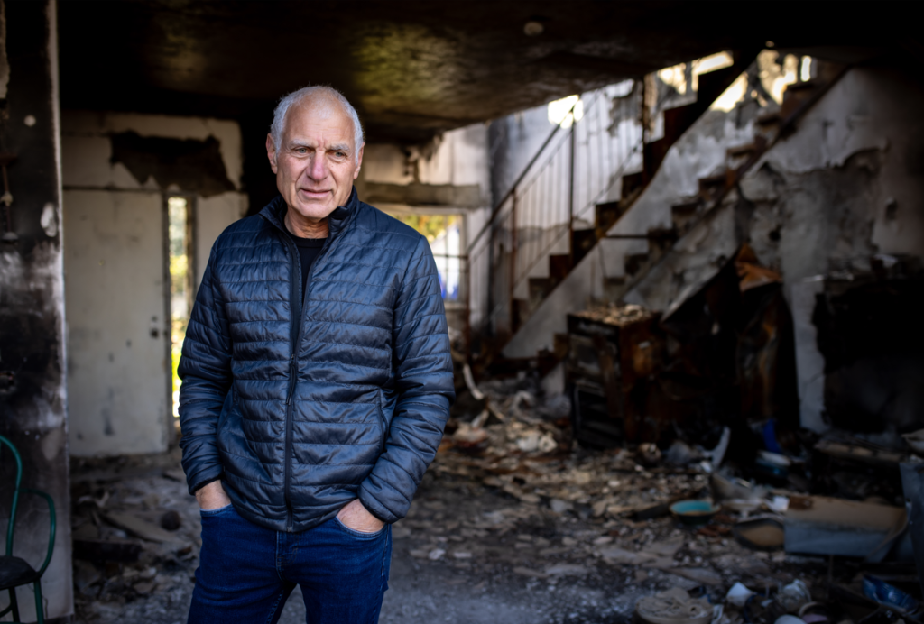 חיים ילין, בבית שרוף בקיבוץ בארי. | אריק סולטן