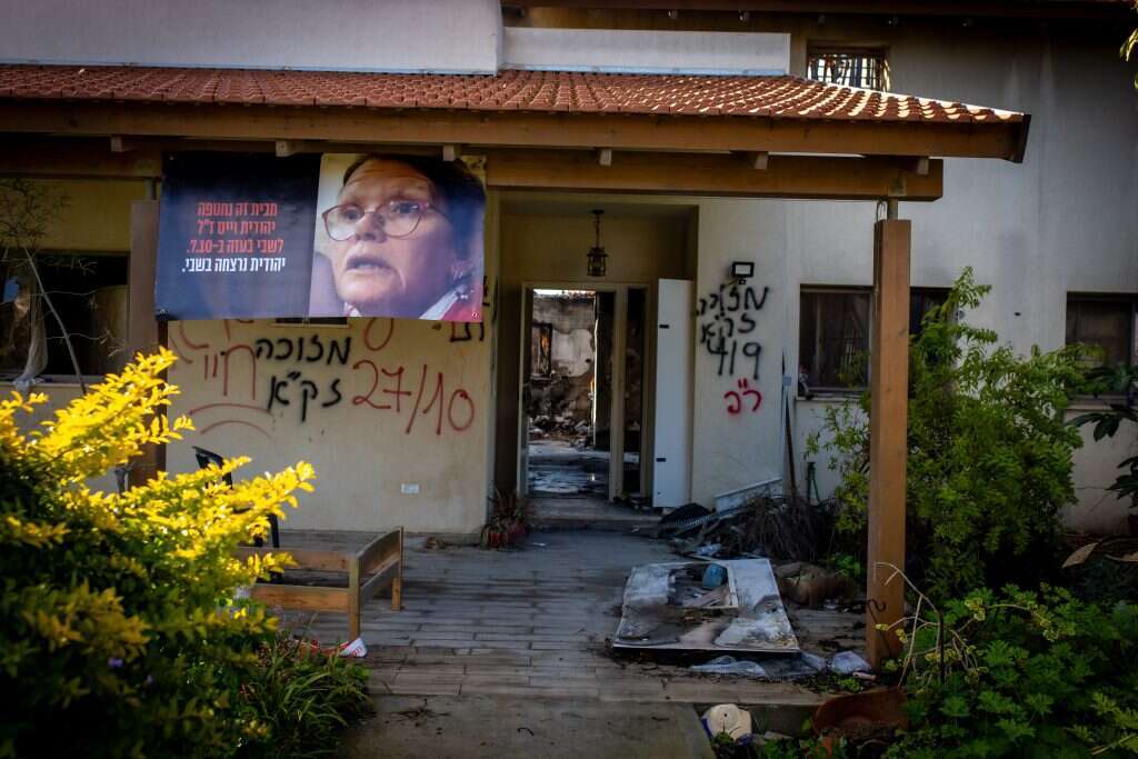 כמאה מתושבי הקיבוץ נרצחו, יותר מעשרים נחטפו. בארי. | אריק סולטן כמאה מתושבי הקיבוץ נרצחו, יותר מעשרים נחטפו. בארי. | אריק סולטן