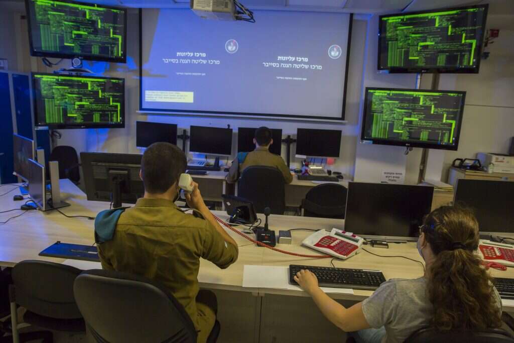 חיילים במרכז שליטה סייבר. | יהושע יוסף