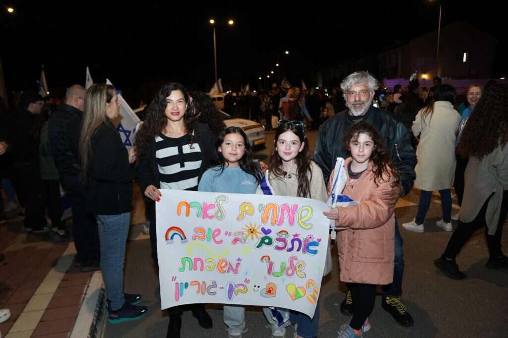 תושבי גן יבנה מלווים את משפחות נתיב העשרה בכניסתן לדירות הזמניות ביישוב. | דוד יפת