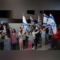 תושבי גן יבנה מלווים את משפחות נתיב העשרה בכניסתן לדירות הזמניות ביישוב. | דוד יפת