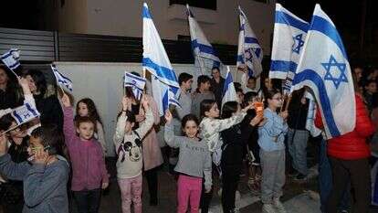 תושבי גן יבנה מלווים את משפחות נתיב העשרה בכניסתן לדירות הזמניות ביישוב. | דוד יפת