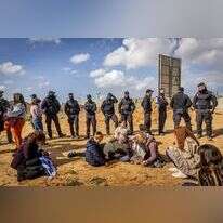 מפגינים חוסמים את מעבר כרם שלום מול כוחות המשטרה. | חיים גולדברג/פלאש 90