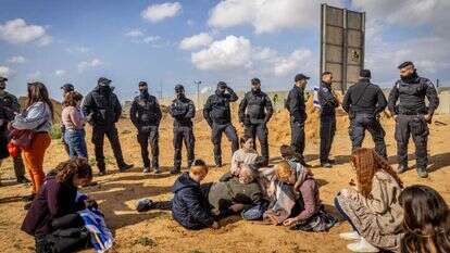 מפגינים חוסמים את מעבר כרם שלום מול כוחות המשטרה. | חיים גולדברג/פלאש 90