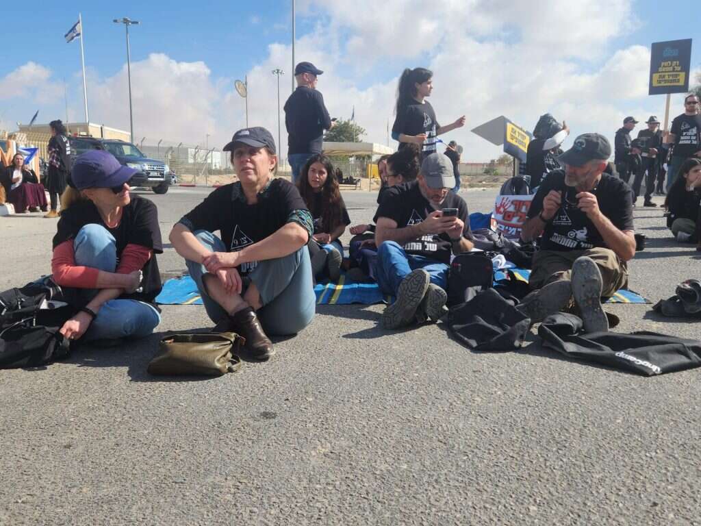 חוסמים את משאיות הסיוע. | צו 9