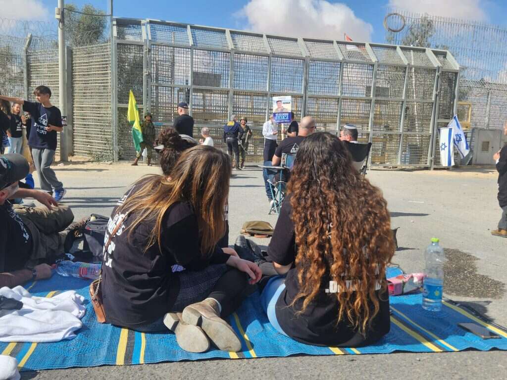 חוסמים את משאיות הסיוע. | צו 9