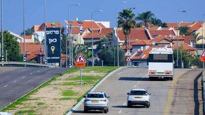 מתחילה לחזור לחיים. שדרות בחודש ינואר. | משה שי, פלאש 90