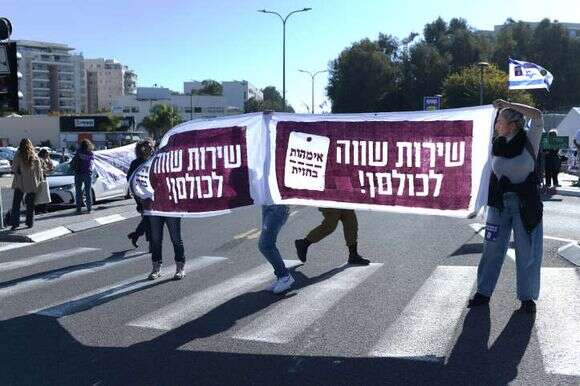 מחאת על שוויון בגיוס לצה"ל מחוץ לבקו"ם בתל השומר. | תומר נויברג - פלאש 90 מחאת על שוויון בגיוס לצה"ל מחוץ לבקו"ם בתל השומר. | תומר נויברג - פלאש 90