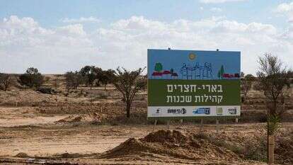 העבודות במתחם המגורים הזמני לקיבוץ בארי. | אלדד מרקוס, כאן הפקות קיבוץ חצרים