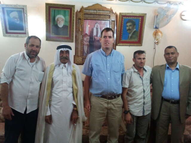 מימין: אשרף ג'עברי, ראש מועצת חברון אייל גלמן, ראש מועצת קרית ארבע לשעבר מלאכי לוינגר, השייח פאריד אל ג'עברי, נעם ארנון