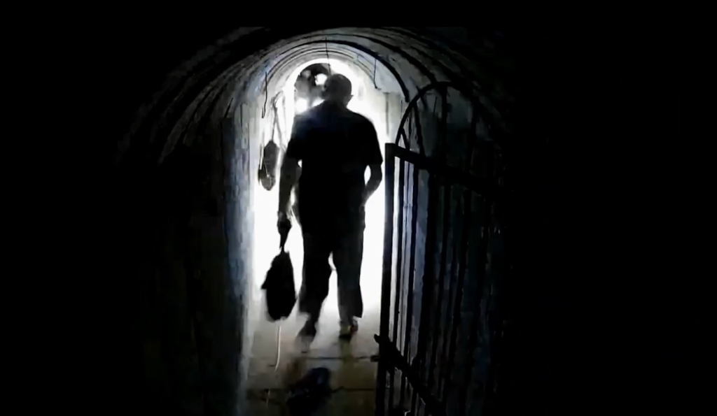 יחיא סינוואר ומשפחתו נסים מפני כוחות צה"ל בתוך המנהרות ברצועה. | דובר צה"ל