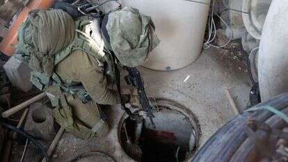 כשנותנים להם בטון, מלט ומזוודות כסף - הם חופרים. חיילי צה"ל חושפים מנהרת טרור בעזה. | דו"צ כשנותנים להם בטון, מלט ומזוודות כסף - הם חופרים. חיילי צה"ל חושפים מנהרת טרור בעזה. | דו"צ