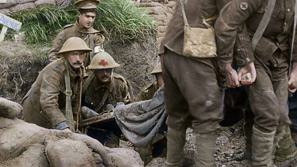 אחיו של החייל הפצוע מתעד את מציאות המלחמה שסביבו ומשתגע. פינוי פצוע בחזית במלחמת העולם הראשונה מתוך הסרט התיעודי "הם לא יזקינו". באדיבות יס דוקו