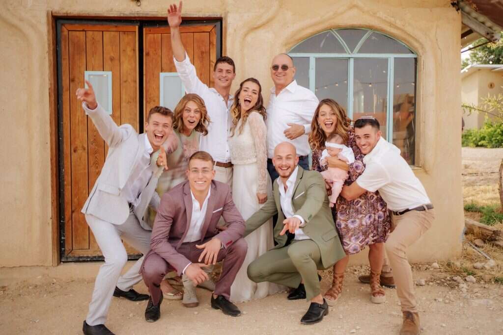 פסקול של משפחה. מימין: יואב, רותם ובתם גל, האב צביקה, מיכל וטל. למטה: שאולי, רועי, האם רותי ודניאל. | באדיבות המשפחה