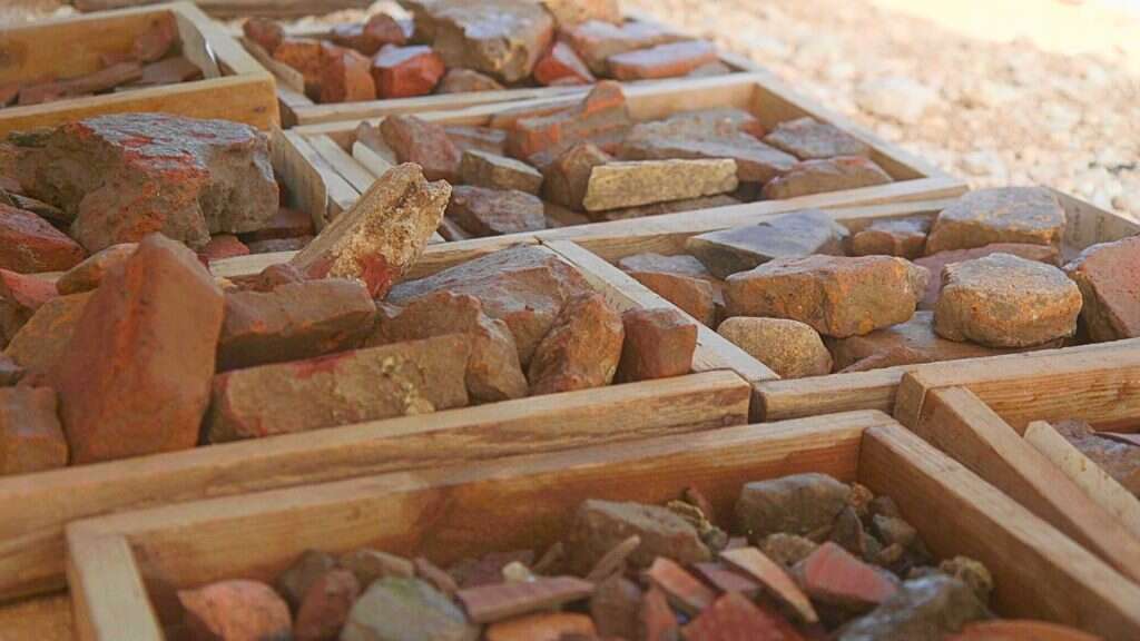 שברי רעפים שנמצאו בחפירה. | אמיל אלגם רשות העתיקות.