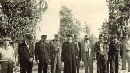 הרב יצחק נסים בבית העלמין הצבאי העראי ליד קיבוץ בארי. באדיבות ארכיון הרב נסים