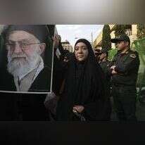 מפגינה איראנית מחזיקה תצלום של עלי חמינאי, המנהיג העליון של איראן. | Vahid Salemi, AP