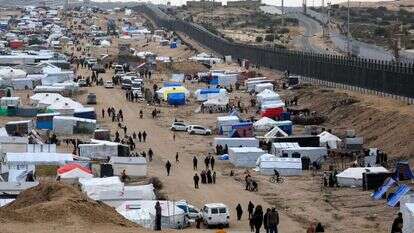 אוהלי עקורים פלסטינים ליד גבול מצרים. | רויטרס