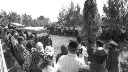 אלפים חלקו להם כבוד. הבאת ארונותיהם של "שני אליהו" לקבורה בהר הרצל, 1975. | משה מילנר, לע"מ