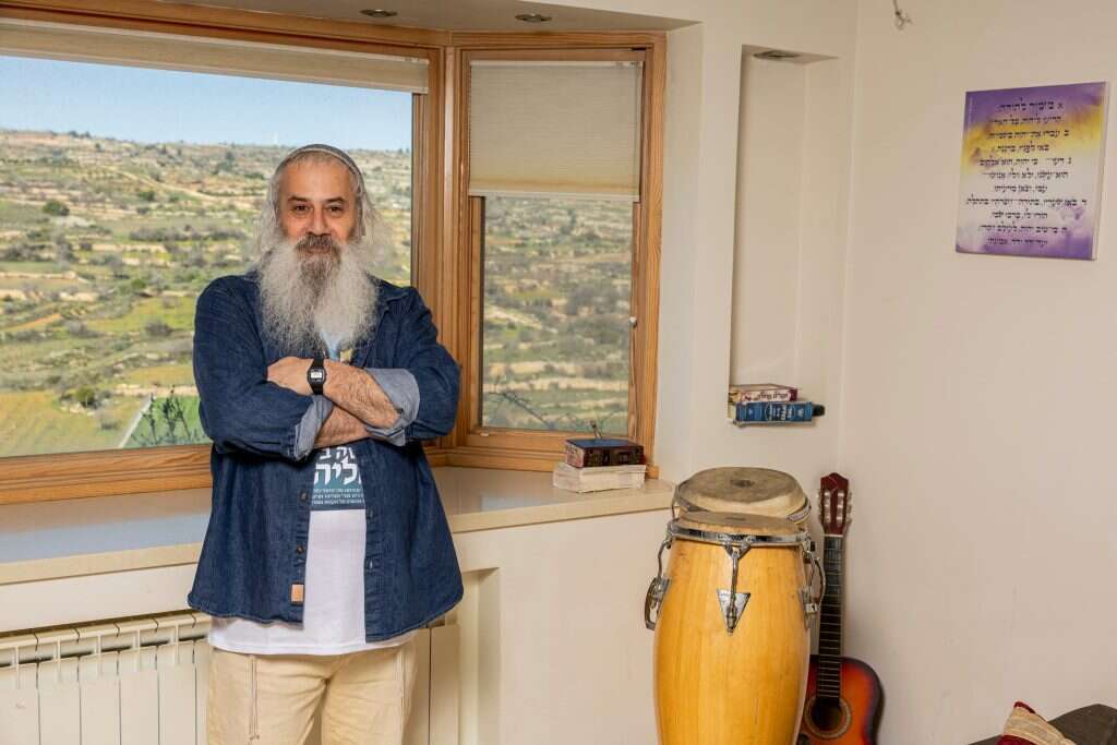 "תמיד כתבתי פרוזה ושירה, ופתאום לא 'יצא' שלומי. המגפה שיגעה אותי". שטרן בביתו באפרת. | נעמה שטרן