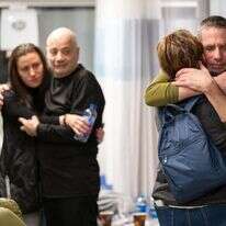 מימין: פרננדו מרמן ולואיס הר בפגישה עם בני משפחותיהם בבית החולים שיבא תל השומר