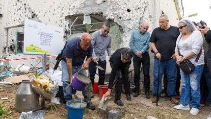 הנחת אבן פינה לרפת החדשה בקיבוץ כיסופים, . עומדת במרכז: דורית הייניק. | לירון מולדובן הנחת אבן פינה לרפת החדשה בקיבוץ כיסופים, . עומדת במרכז: דורית הייניק. | לירון מולדובן