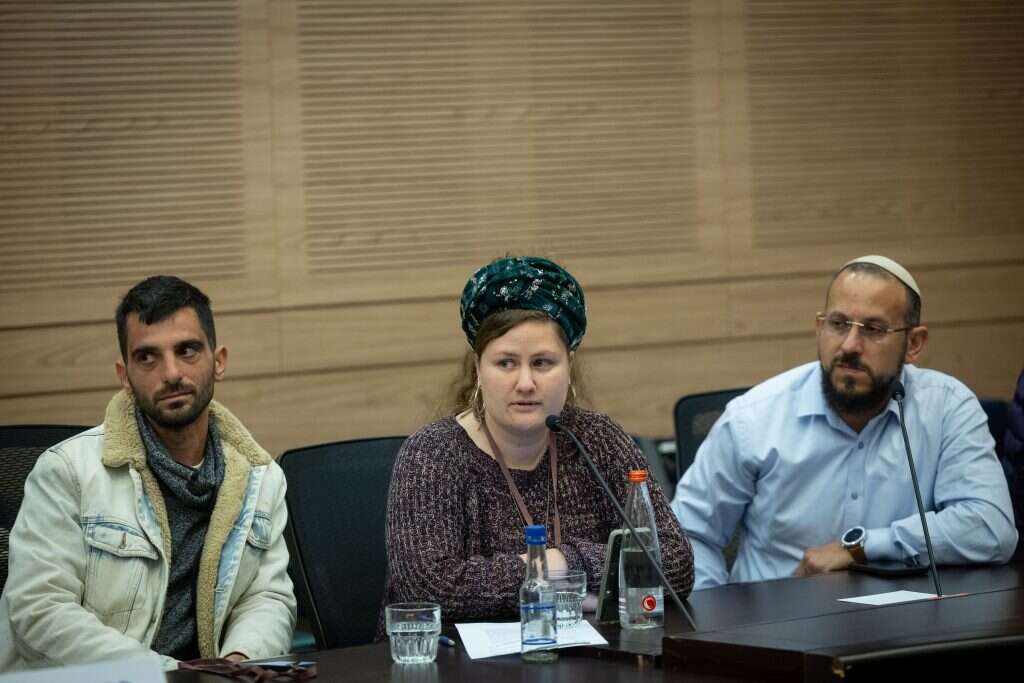 ינון לוי (שמאל), אשר הוטלו עליו סנקציות על ידי ארה"ב, עם אשתו ספיר, בכנסת. | יונתן זינדל, פלאש 90