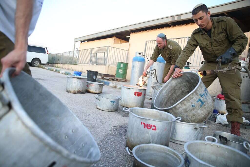 הכנות לפסח בצה"ל, ארכיון. | מרים צחי