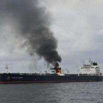 מכלית נפט שנפגעה מתקיפת טיל על ידי המורדים החות'ים. | איי.פי