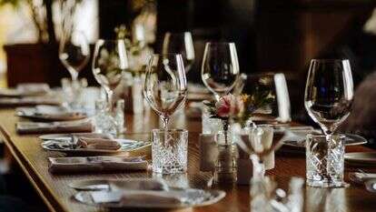 שולחן ערוך לסעודה חגיגית. | שאטרסטוק שולחן ערוך לסעודה חגיגית. | שאטרסטוק